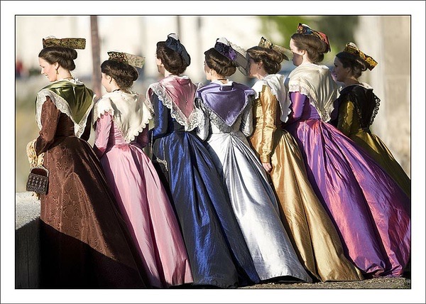 Arles' traditional dress